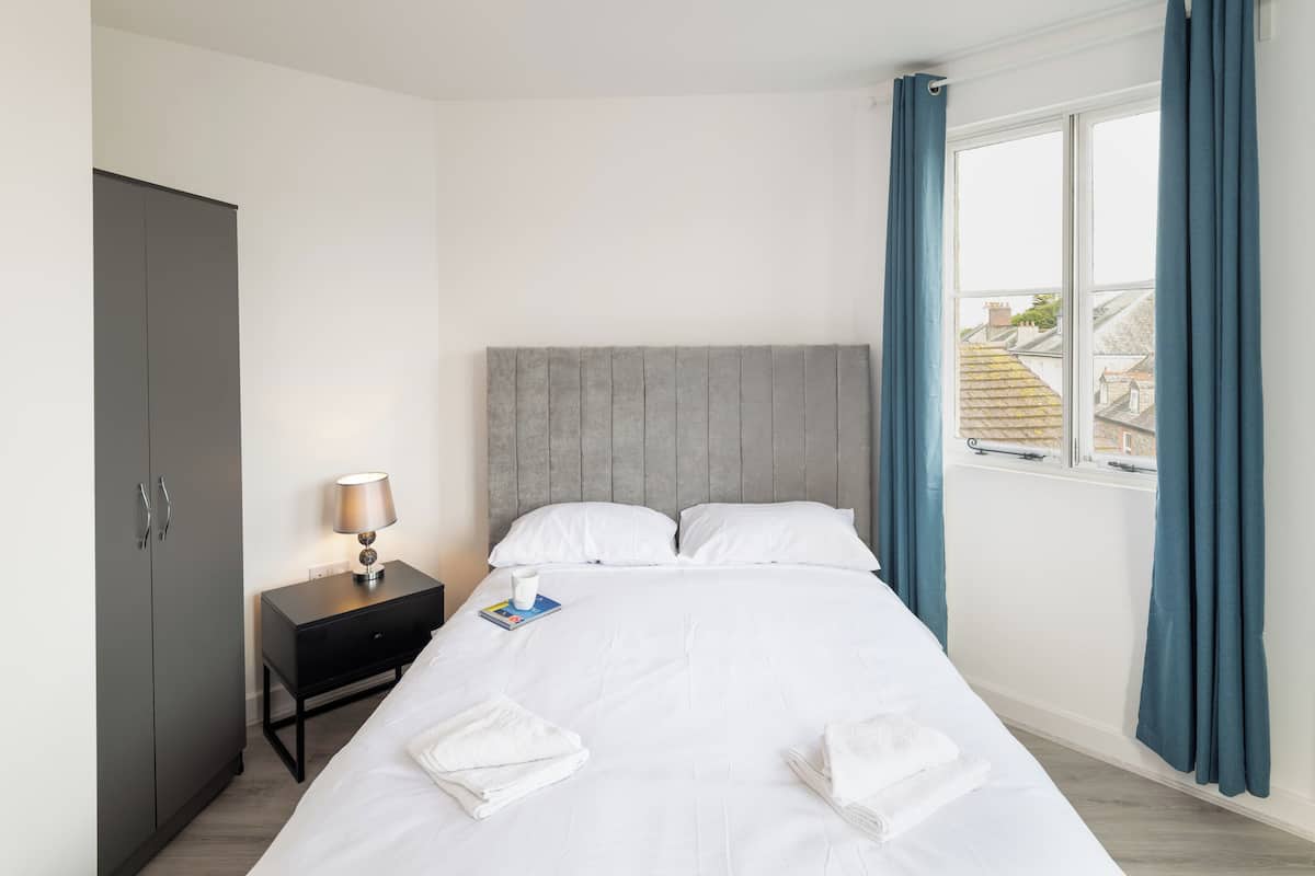 Deluxe-Apartment, 2 Schlafzimmer, Nichtraucher, Stadtblick | Bügeleisen/Bügelbrett, kostenloses WLAN