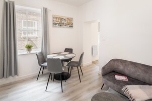 Apartamento luxo, 1 quarto, para não fumantes, vista para o pátio | Área de estar