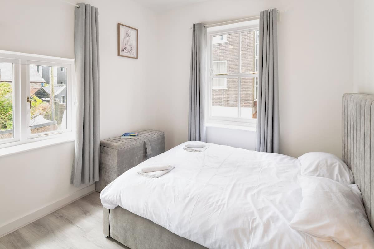 Deluxe-Apartment, 1 Schlafzimmer, Nichtraucher, Blick auf den Innenhof | Bügeleisen/Bügelbrett, kostenloses WLAN