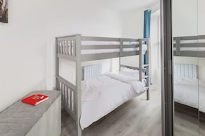 Apartament Deluxe, 2 dormitoris, no fumadors, vistes a la ciutat | Roba de llit d'alta qualitat, planxa i posts de planxar i wifi gratuïta