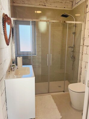 Serviettes fournies, savon, papier toilette