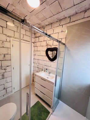 Serviettes fournies, savon, papier toilette