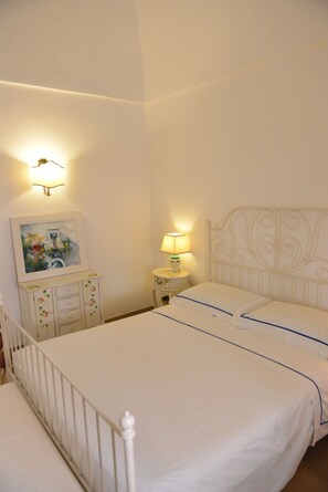 3 habitaciones, tabla de planchar con plancha, wifi y ropa de cama 