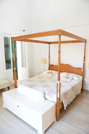 3 habitaciones, tabla de planchar con plancha, wifi y ropa de cama