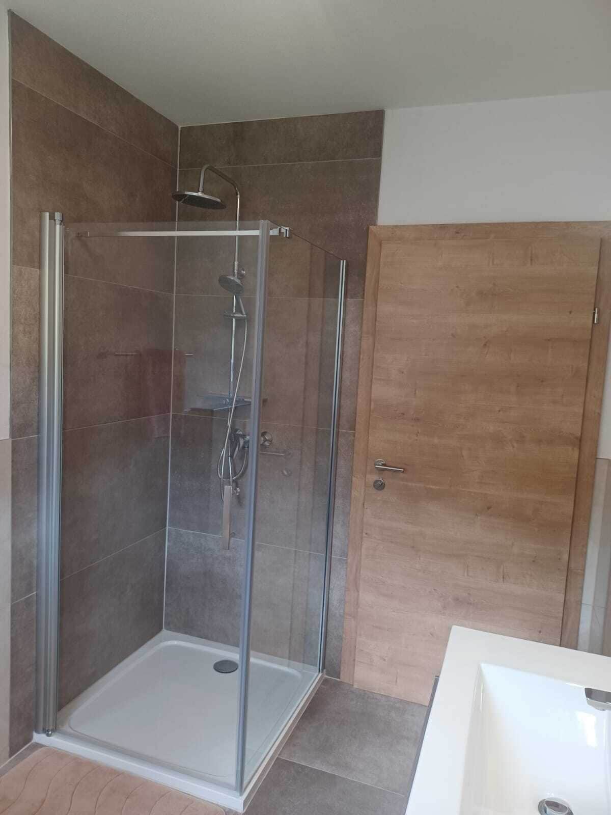 Dusche, Handtücher, Seife, Toilettenpapier