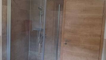 Dusche, Handtücher, Seife, Toilettenpapier