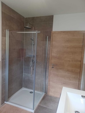 Shower, towels, soap, toilet paper - Vacation apartment directly on the beautiful Irrsee with its own bathing area (Tiefgraben)