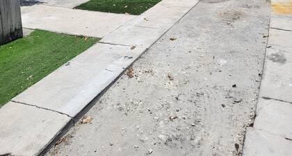 Tiny-Brand New Bedroom and Bathroom, Totally Private, with AC in sunny Miami E1