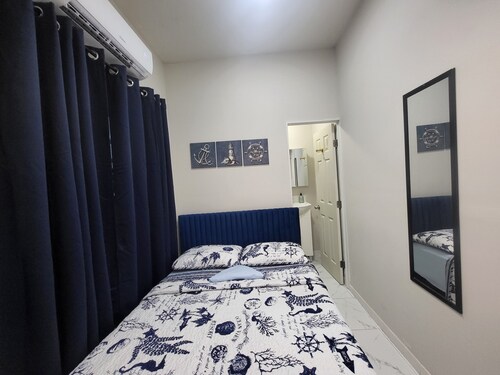Tiny Bedroom and Bathroom, Totally Private, with AC in sunny Miami 
E1