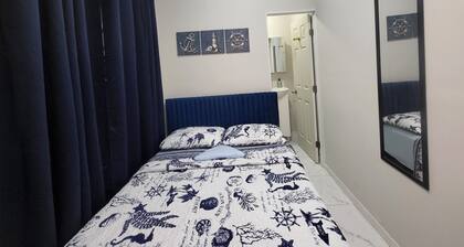 Tiny Bedroom and Bathroom, Totally Private, with AC in sunny Miami
E1