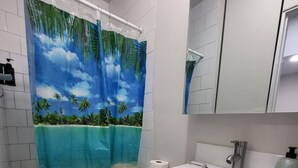 Une salle de bain avec des toilettes, un lavabo et un miroir.