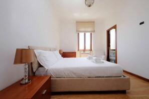 3 chambres, fer et planche à repasser, Wi-Fi, draps fournis