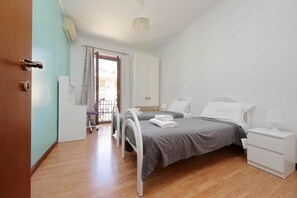 3 chambres, bureau, fer et planche à repasser, lit de bébé portatif