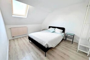 2 habitaciones, tabla de planchar con plancha, cuna de viaje y wifi 