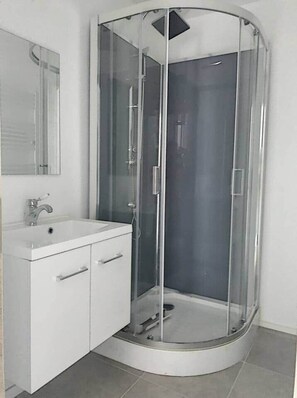 Secadora de cabello y papel de baño 
