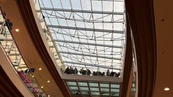 Un centro comercial de varios niveles con techo de cristal y un atrio central.