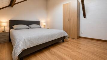 2 bedrooms, iron/ironing board, WiFi, bed sheets