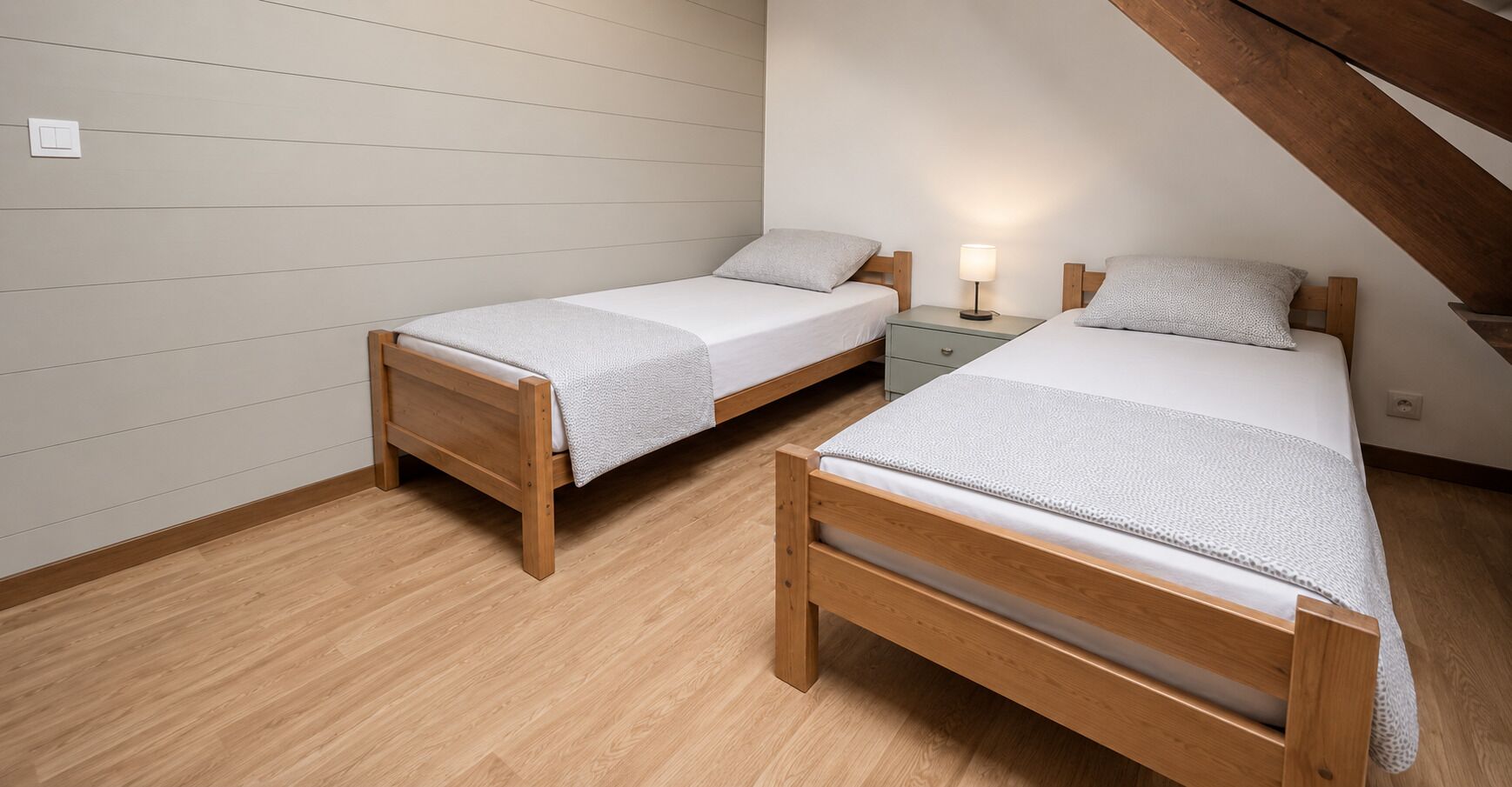 2 habitaciones, tabla de planchar con plancha, wifi y ropa de cama 