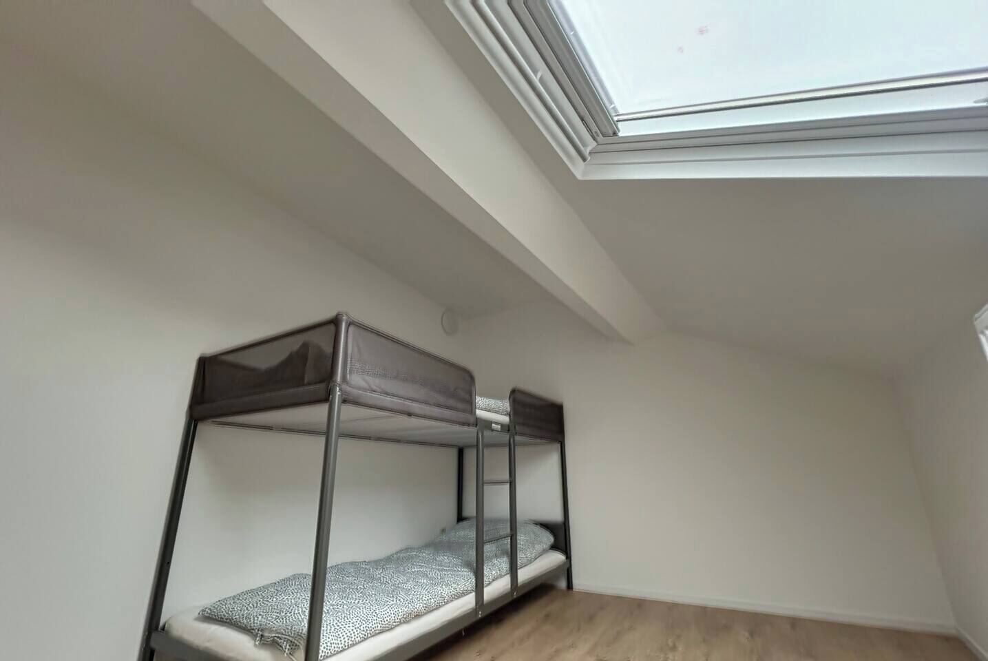 Een strijkplank/strijkijzer, reisbedje, wifi, beddengoed