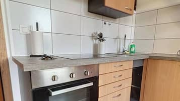 Cookware/dishes/utensils