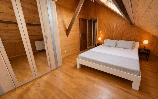 2 habitaciones, tabla de planchar con plancha, wifi y ropa de cama 