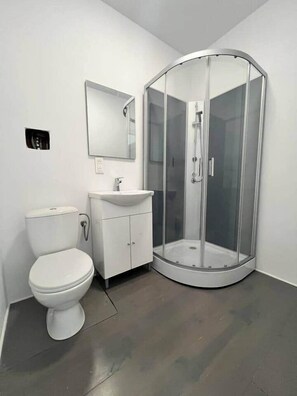 Bathroom - Charleville C center - train station - airport (Charleroi)
