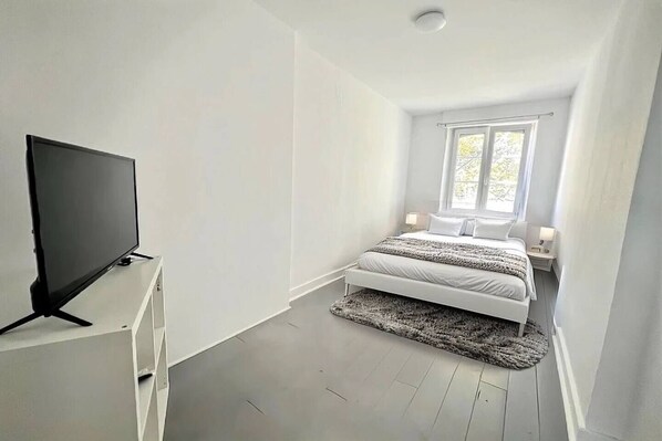 1 bedroom, travel cot, WiFi, bed sheets