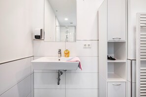 Chuveiro, produtos de toalete grátis, secador de cabelo 