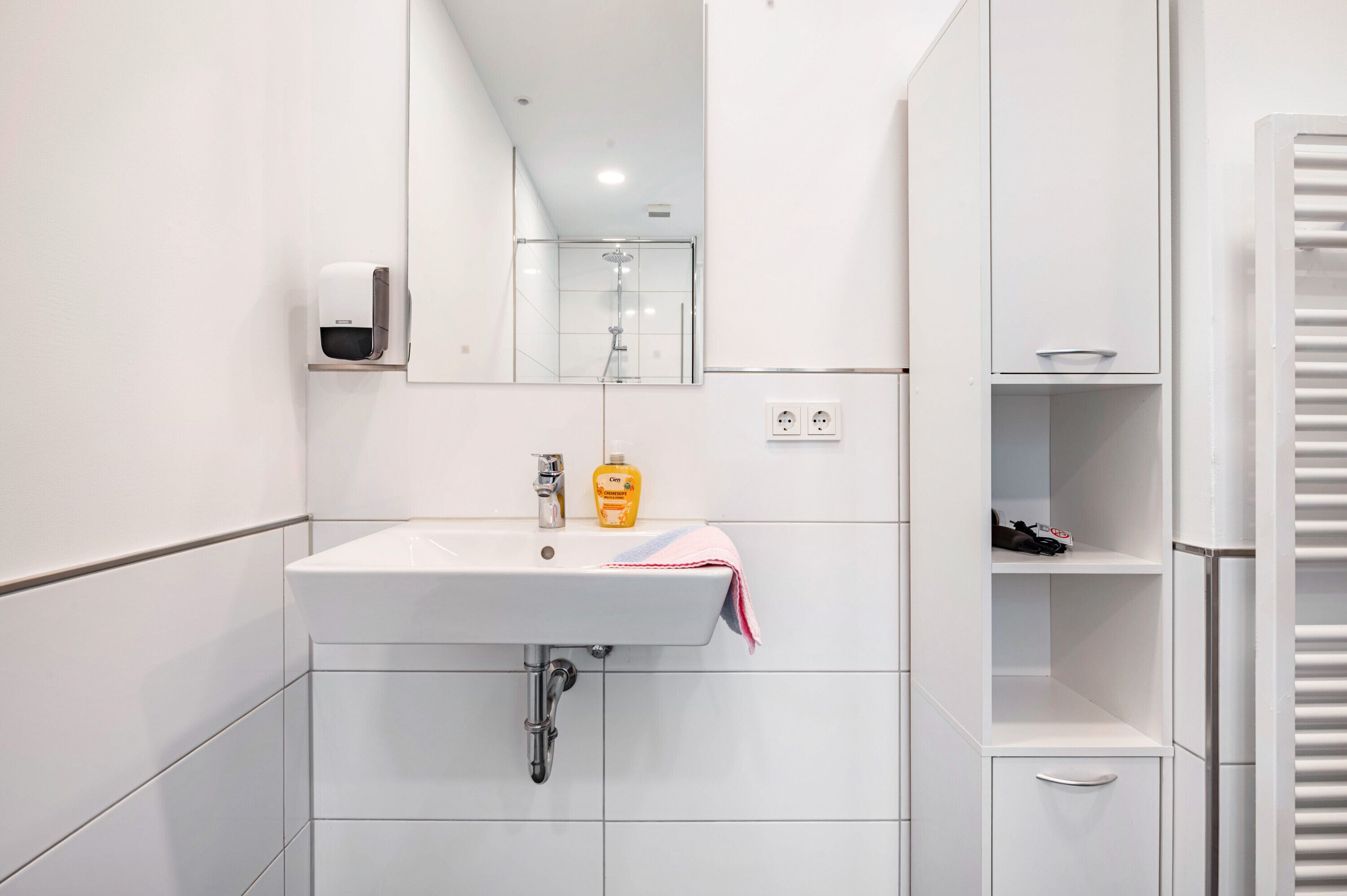 Een douche, een haardroger, handdoeken