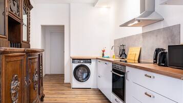 Frigorífico, microondas, horno y placa de cocina