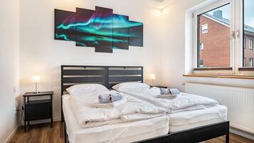 2 bedrooms, desk, WiFi, bed sheets