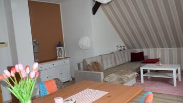 Fernseher, Tischfußball, Tischtennisplatte, Computerbildschirme