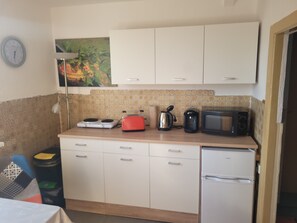 Een koelkast, een oven, een kookplaat, een vaatwasser