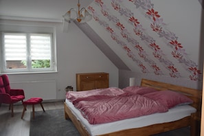 3 bedrooms, desk, bed sheets