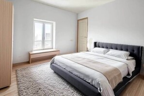 2 bedrooms, iron/ironing board, WiFi, bed sheets