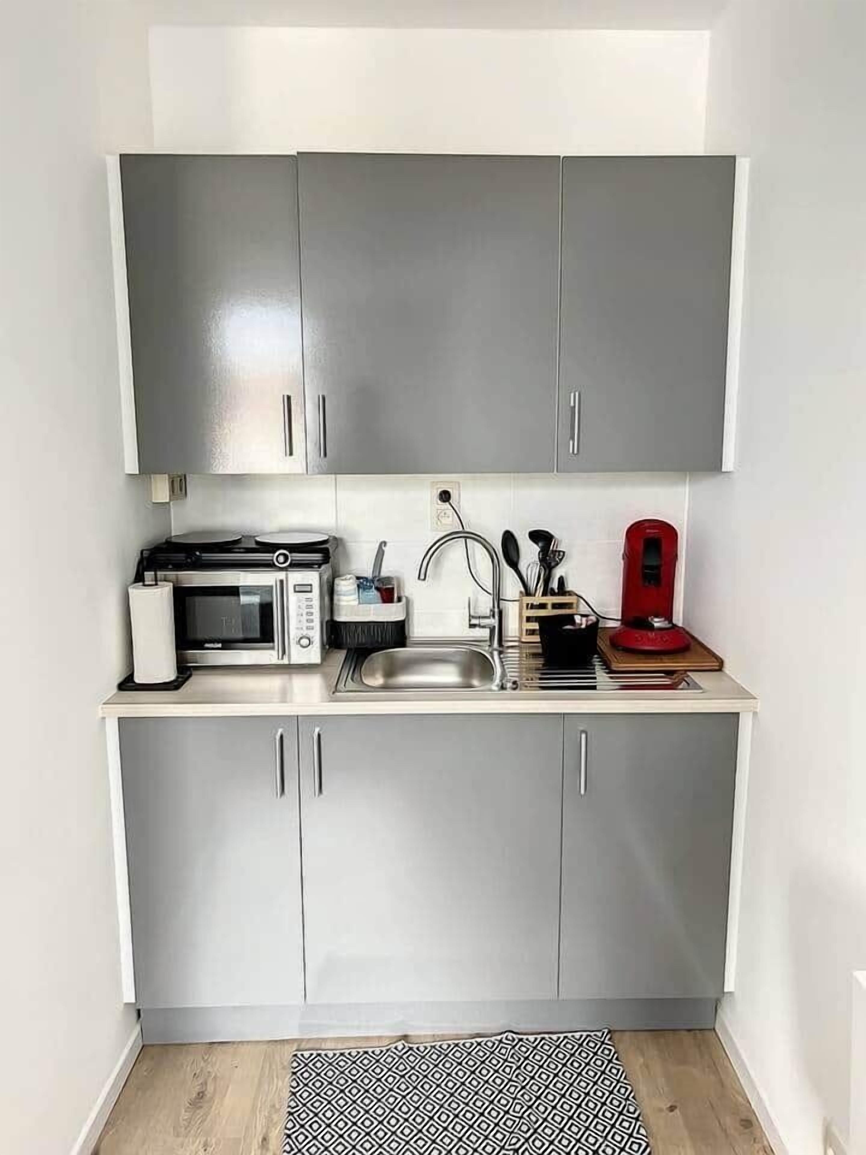 Microwave, cookware/dishes/utensils