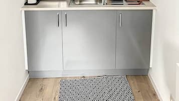 Microwave, cookware/dishes/utensils