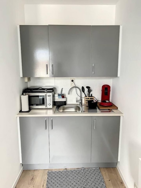 Microwave, cookware/dishes/utensils