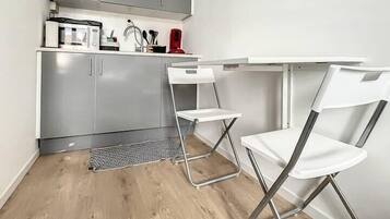 Microones i utensilis de cuina, vaixella i coberteria