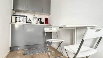 Microwave, cookware/dishes/utensils