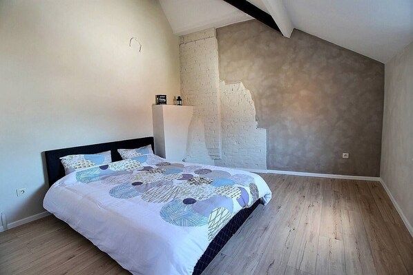 1 slaapkamer, een strijkplank/strijkijzer, reisbedje, wifi