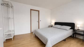 1 habitación, tabla de planchar con plancha, wifi y ropa de cama