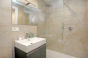 Shower, bidet, towels