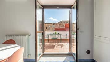 Apartamento, 1 cama de casal e sofá-cama, vista para a cidade | Cozinha privada | Geladeira, fogão, cooktop, talheres/pratos/utensílios de cozinha