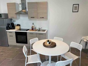 Een koelkast, een microgolfoven, een oven, een kookplaat