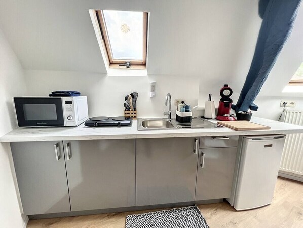 Fridge, microwave, stovetop, coffee/tea maker