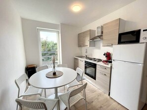 Fridge, microwave, oven, stovetop - Station 173 C Bruxelles-charleroi-airport (Charleroi)