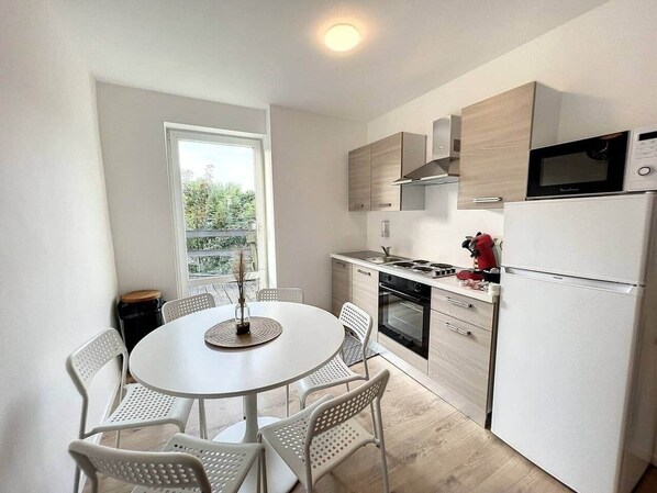 Fridge, microwave, oven, stovetop