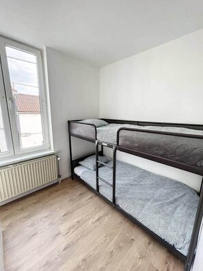2 bedrooms, iron/ironing board, WiFi, bed sheets - Station 173 C Bruxelles-charleroi-airport (Charleroi)