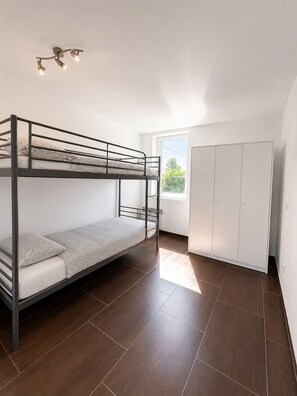 2 bedrooms, desk, iron/ironing board, WiFi - Albert 18 Brussels-charleroi-airport (Charleroi)